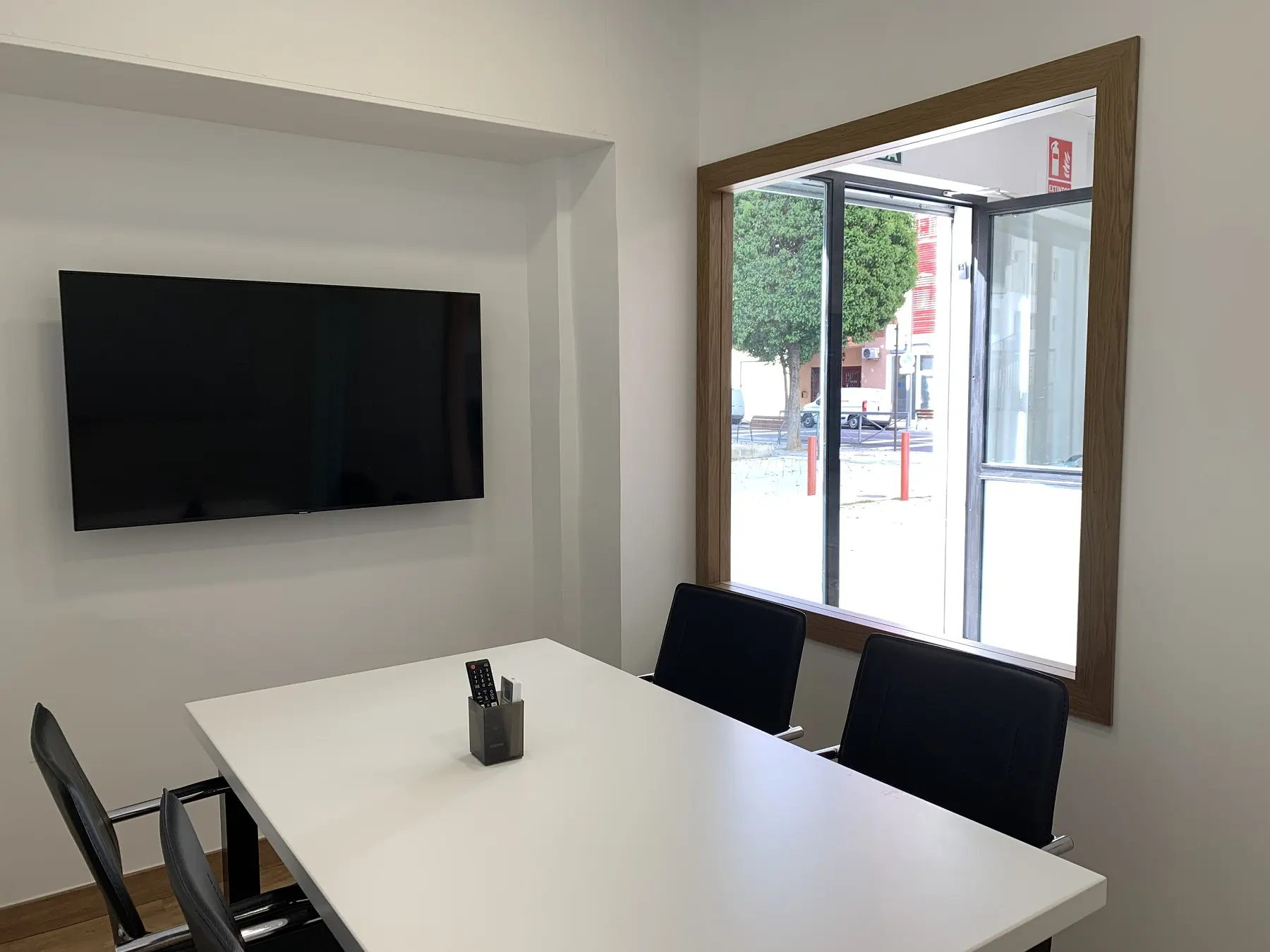 Sala de reuniones cerca de Maracena. TOPyCo Coworking en Granada te ofrece las mejores instalaciones a un precio increíble